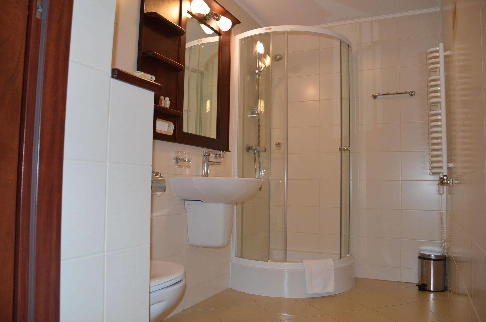 Hotel Batory Tluszcz Ngoại thất bức ảnh